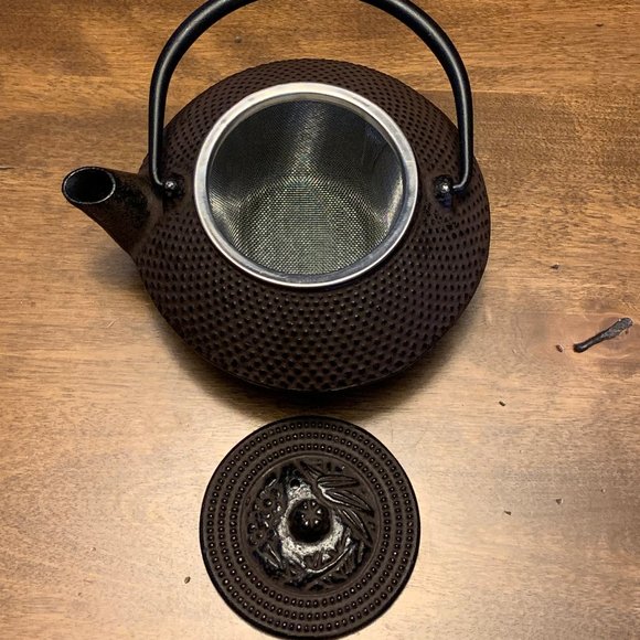Japanese Tetsukyusu Cast Iron Teapot (鉄急須 iron teapot) - Arare Pattern - Picture 9 of 10